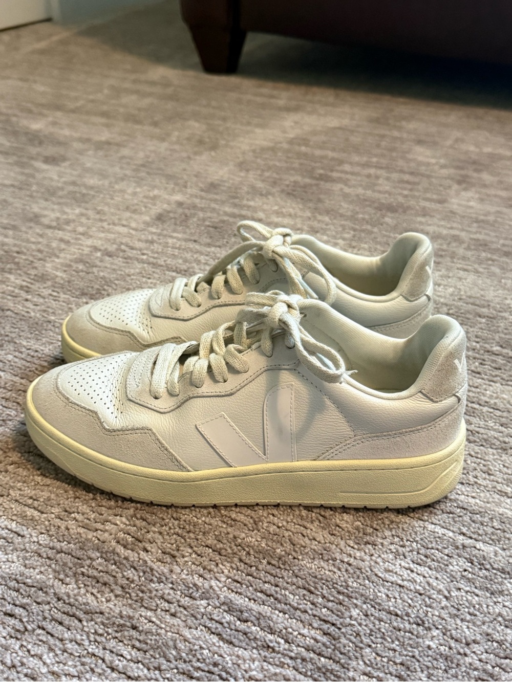 Veja Women's Low-Top Sneakers in Off-White and Cream